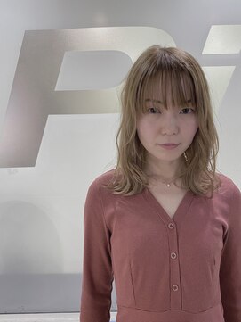 ピエドプールポッシュ(PiED DE POULE POCHE) ブロンドベージュなレイヤースタイル