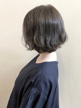 大人女性の為の上質サロン。ヘアケアに特化したサロンだからこそできるケアで美髪へ導きます。