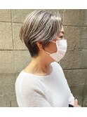 「白髪ぼかし」赤味を抑えた透明感とショートスタイル