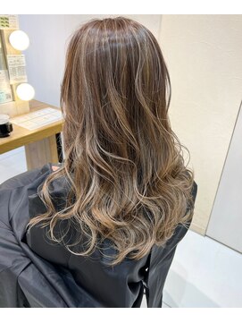 クレア本厚木(CREA) ［Chii］ 細めハイライト× アッシュベージュ