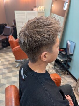 シェノン(CHAINON) ワンブリーチで作るベージュカラー×刈り上げ