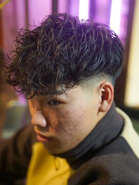 メリケンバーバーショップ コウベ(MERICAN BARBERSHOP KOBE) メンズカットスキンフェードスペインカールベリーショート