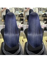 エミン(emyn) 髪質改善 ワンホンレイヤー ミルクティーブロンド ダークブルー