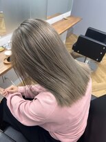 シカ 神戸三宮元町店(Cica)&nbsp;ミルクティー ベージュ ブリーチ 透明感 ケアブリーチ 三宮