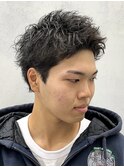 癖毛でも簡単にセットできるスパイキーショート