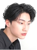 大人の抜け感を演出する、今トレンドのフェザーパーマ
