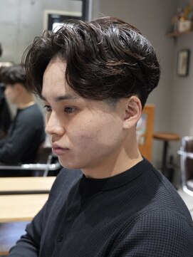 メッツ 原宿(METS) MEN'S/毛流れセンターパート×テーパーフェード/毛流れパーマ