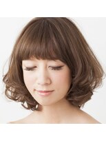 コーリング(CALLING)&nbsp;トップにボリュームがあり毛先に動きのあるボブスタイル