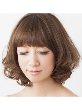 コーリング(CALLING) トップにボリュームがあり毛先に動きのあるボブスタイル
