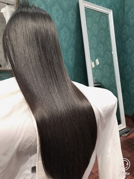 美髪 ヘアサロン(美髪 Hair salon)の写真/朝の憂鬱から解放！自然なストレートで、湿気に負けないツヤ髪が続く。