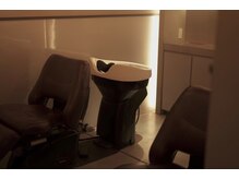 【フルフラットシャンプー台でリラックス】