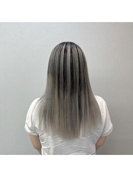 エミーバイモアムー(Emmie byMoremuu) ホワイトバレイヤージュ