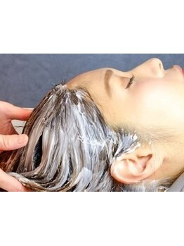 4種類の香りから選べるこだわりのオーガニッククリームで髪も心も癒される極上のヘッドスパを体験ください