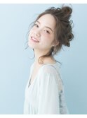 おくれ毛たっぷり高めのシニヨンスタイル！
