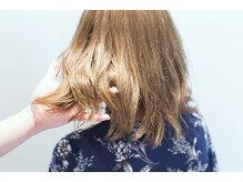 美髪への道１…丁寧なカウンセリングでプロの目でお客様の髪質や頭皮をしっかり見ていきます！