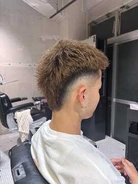 フランクスバーバーザスタンド(Frank’s barber the stand) 刈り上げセンターパート/波巻きツイストスパイラル/飯田橋T