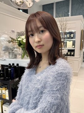 アルティファータ(artifata) くびれレイヤー ミディアム 外はね 顔まわり ブラウンベージュ