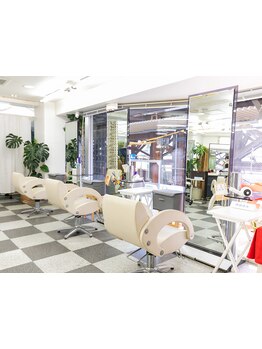 広々とした空間・明るい店内・アットホームな空間だからこそ安心通える、そんなサロンです♪