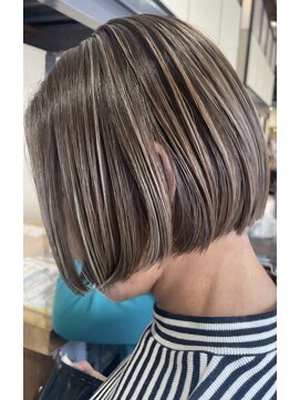 ルシードスタイルアイフラット(LUCIDO STYLE I-FLAT) 白髪ぼかしハイライト×切りっぱなしミニボブ