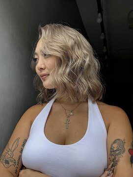 ジーナ(XENA) ホワイトブロンド×外はねボブ