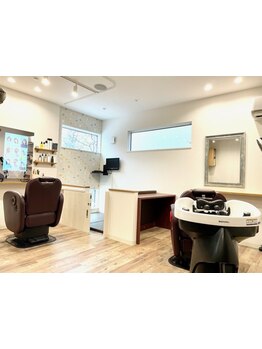 隠れ家のようなサロンで人の多い美容院が苦手な方も周りを気にせず、ゆっくりと寛ぎながら過ごせます。
