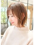 ミディアムボブレイヤー前髪あり抜け感くびれシルエット