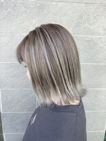 イロプラスソイ(iro + soi)&nbsp;▲極細ハイライトシルバー×外ハネボブ▲