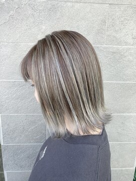 イロプラスソイ(iro + soi) ▲極細ハイライトシルバー×外ハネボブ▲