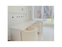 アトリエファゴ ハナミズキ店の雰囲気（自然光が降り注ぐ窓からは広々とした空とロータリーが見えます）