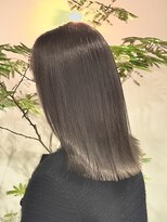 ヘルム(Helm)&nbsp;シルバーベージュ[名駅/透明感カラー/Wカラー/ハイライト]