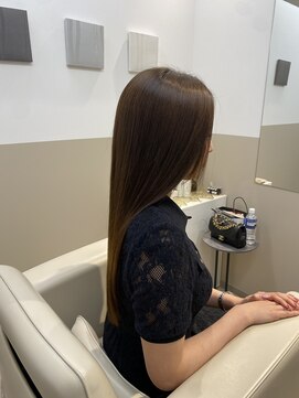 シュヴーブリヤン(cheveux brillants) 【静かに輝く髪】横顔に映える上品な美髪ロング