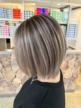 【白髪を活かしたデザインカラー】自然なハイライトで明るすぎない馴染みの良い大人女性カラーに＊[千葉]