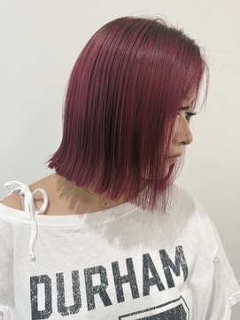 ミュウ(Miiiu) チェリーレッドブリーチダブルカラー×切りっぱなし小顔ボブ