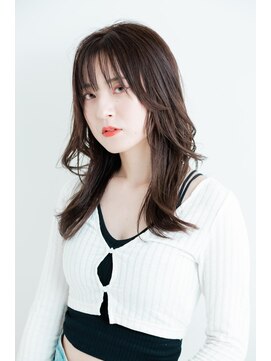 暗めブラウンで抜け感UP