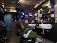 ラフテル ロマン(RAFTEL Roman)の雰囲気（BARの跡地を改装した内装。つかの間の非日常を…#barber#理髪店）
