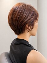 ニチカ(NYCHIKA)&nbsp;横顔まで美しい骨格補正ショート×チェリーブラウン｜30代・40代