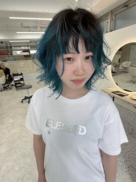 イェッカ(YECCA) ブラックからグリーンのルーツカラー（ブリーチ１～２回）