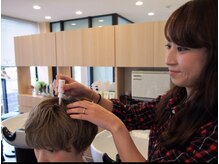 シャンプー台でクレンジングオイルをつけてマッサージします♪