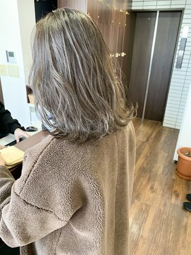 レイラバイアフロート 吉祥寺(Lila by afloat) 切りっぱなしくびれロブ×ミルクティーグレージュ【小笠原 剛】