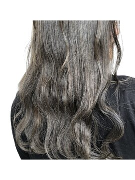 ヴィコロ(vicolo) 涼しげなハイトーングレージュ