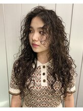 しっかりめカールのスパイラルパーマでモードカジュアルなスタイルに