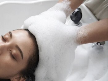 Miss Atena 萩店【髪質改善/ヘッドスパ/ショート】の写真/天然由来の保湿成分で頭皮から美しく。最高級ヒート式シャンプー台が誘う、萩での特別なひとときを☆