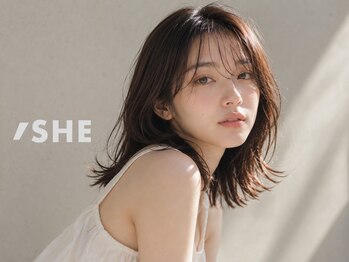 シー 岡崎(,SHE)の写真/ばっさりカットなしで印象を変える顔周りレイヤー。フワッとくびれシルエットで小顔に◎［韓国/顔周り］
