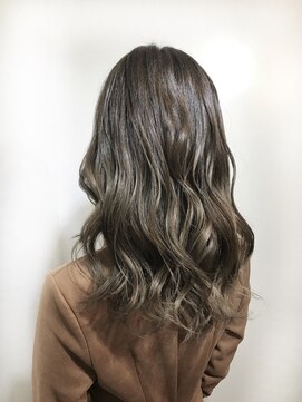 リリー シンジュク(Lilly) 【Lilly新宿】#スモーキーベージュ #イルミナ