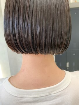 テトヘアー(teto hair) ミニボブ、切りっぱなしボブ、前下がり、グレージュ