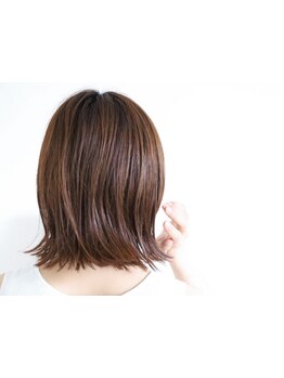 大人女性の輝く髪へ―。低刺激のグレイカラーで艶めく美髪を手に入れて☆【24時間NET予約可/当日予約もOK】