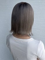 アパートメントヘアー&nbsp;切りっぱなしボブ外ハネミルクティーベージュ前髪