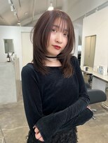 顔まわりにレイヤーを入れて小顔にみせるヘア