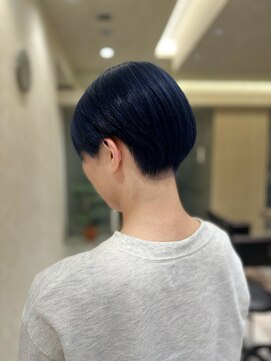 刈り上げショート×ネイビーブルー