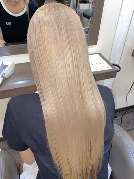 ヘアーアンドメイク ビス(HAIR&MAKE bis) ホワイトミルクティー 艶髪ハイトーン 【AKITO】